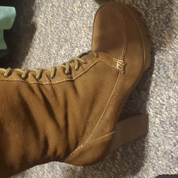 Brown tie up boots - Picture 3 of 4